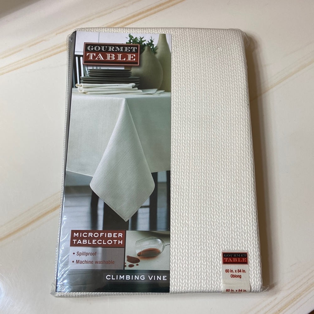 REDUCED 🤍 NWT Ivory Gourmet Benson Mills 60 x 84 oblong table cloth